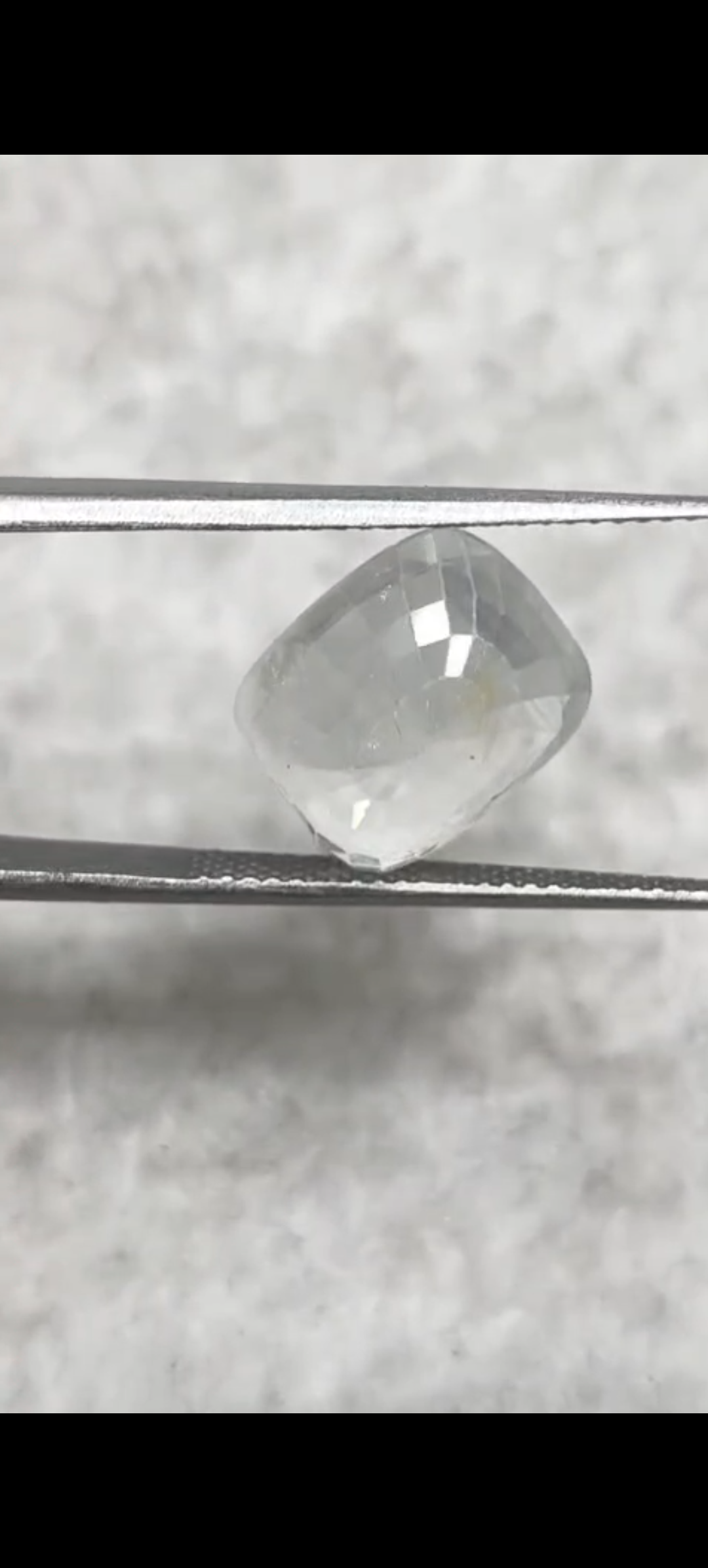 Natural White sapphire 6.79 Carat (Sri Lanka Origin)