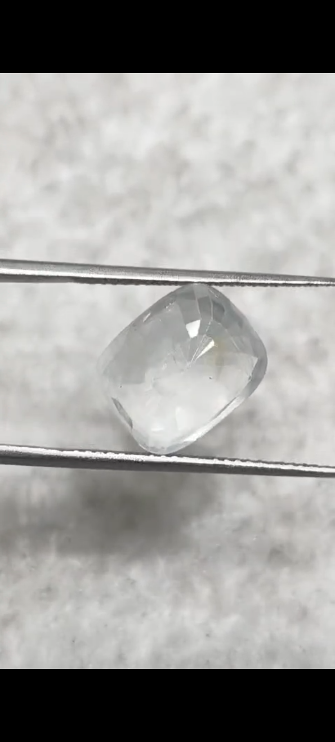 Natural White sapphire 6.79 Carat (Sri Lanka Origin)