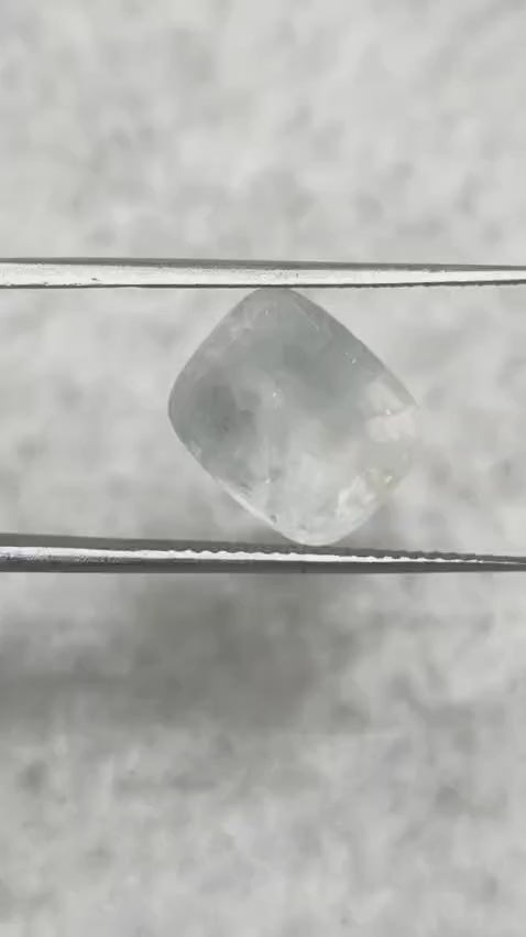 Natural White sapphire 6.79 Carat (Sri Lanka Origin)